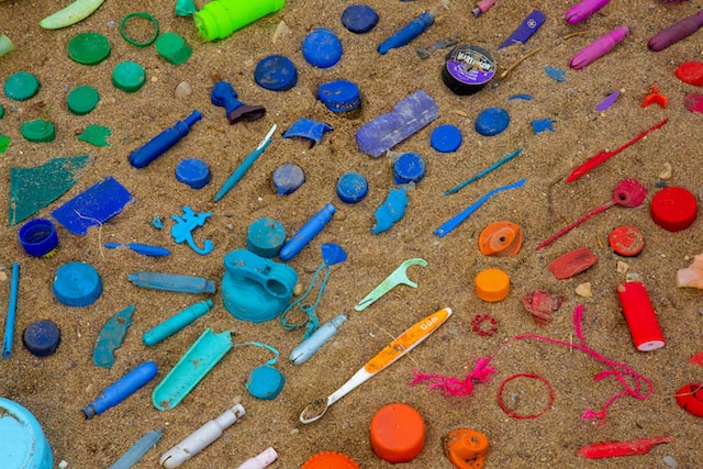 peças pequenas de plástico, encontradas na areia da praia