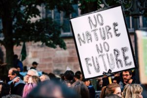Pessoa empunhando cartaz com a mensagem "sem natureza não há futuro"